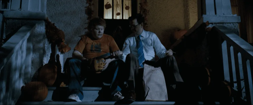 Diretor Wilkins conversando com Charlie no segmento de "Principal"