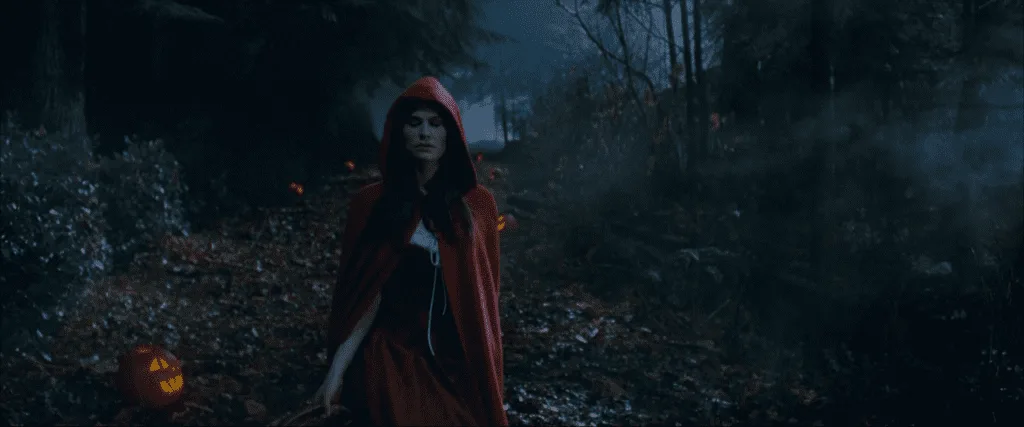 Laurie andando pela floresta no segmento de "Surprise Party"