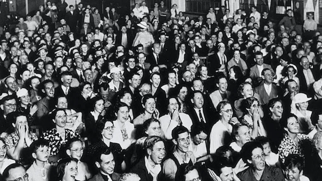 Laugh tracks surgiram na cultura televisiva a partir da década de 60 e seguiram presentes até os anos 90 e 2000