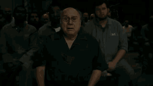 GIF de uma cena viral de It's Always Sunny In Philadelphia em que o personagem Frank ao ver uma perfomance artística diz: Oh my God! I get it!
