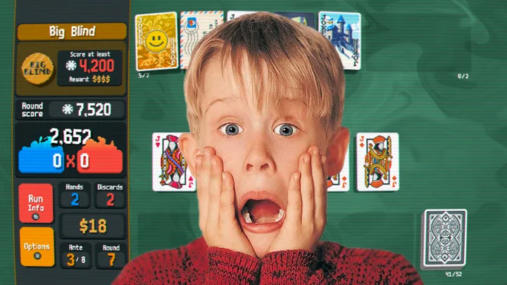 Ao fundo da imagem está Balatro, um jogo eletrônico de cartas com temática de pôquer, e na frente tem o ator Macaulay Culkin com as mãos no rosto e uma expressão de assustado no filme Esqueceram de Mim