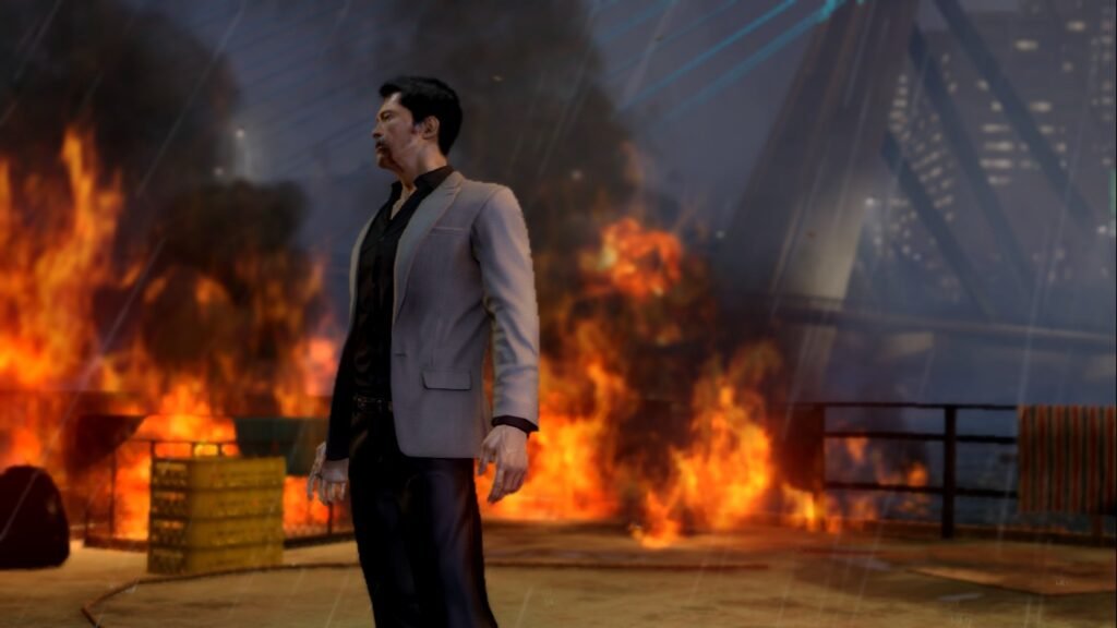 Protagonista do jogo Sleeping Dogs - selecionado para a Jogospectiva 2024 - está de pé com labaredas de fogo ao fundo. Ele tem o rosto machucado e veste um terno branco