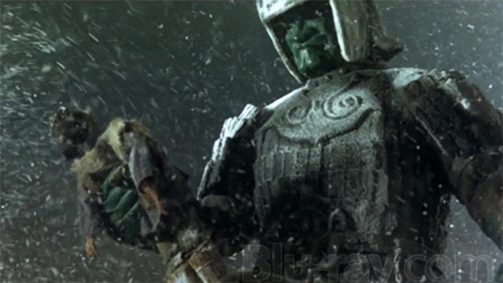 Cena do filme O Contra-Ataque de Daimajin. O deus demônio segura uma criança desmaiada no meio de uma noite de neve