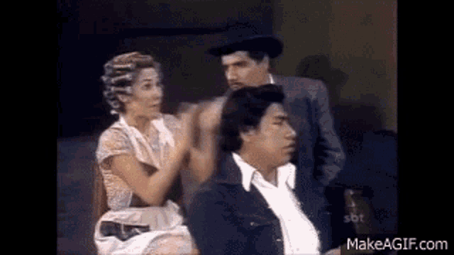 GIF de o episódio da Festa da Boa Vizinhança da série Chaves onde a Dona Florinda se levanta e começa a gritar "Bravo! Bravo! Bravíssimo!" depois da apresentação do seu filho Kiko