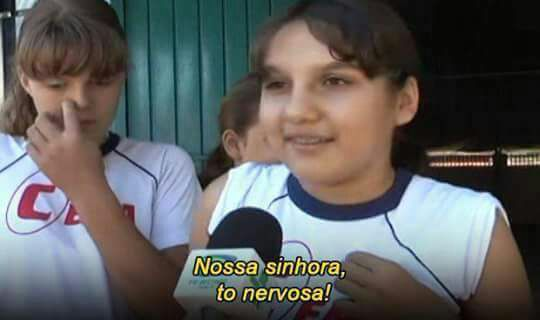 Imagem de uma menina na escola dando uma entrevista que gerou o meme "nossa senhora, tô nervosa"