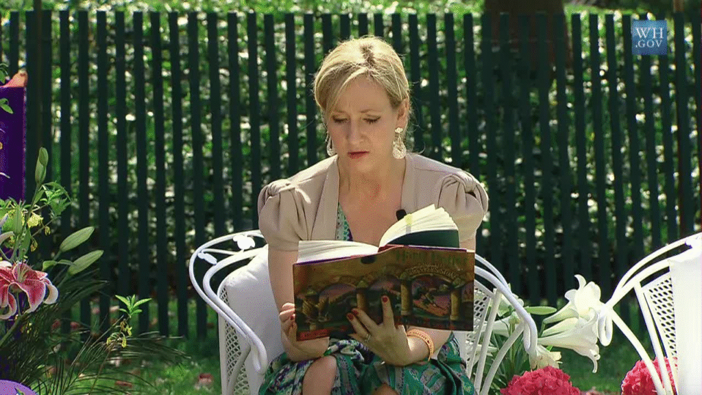Foto da autora J. K. Rowling lendo Harry Potter e a Pedra Filosofal, seu primeiro livro, na Casa Branca