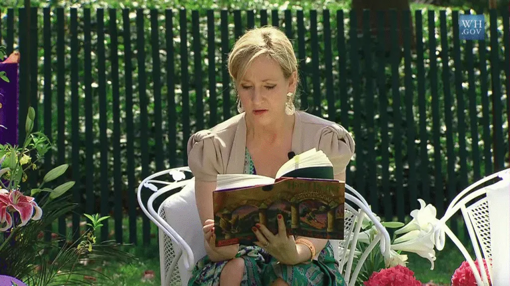 Foto da autora J. K. Rowling lendo Harry Potter e a Pedra Filosofal, seu primeiro livro, na Casa Branca