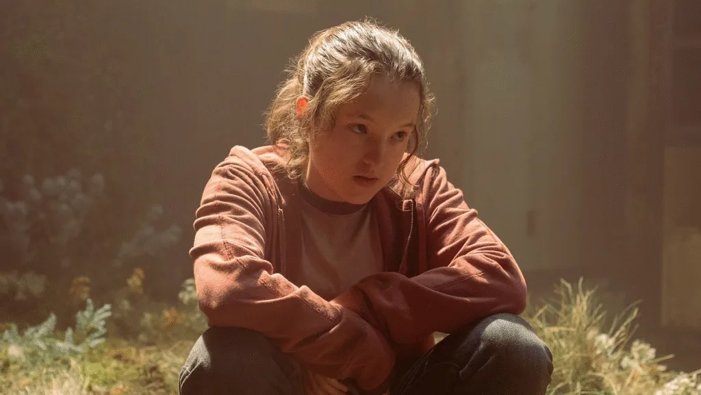Foto da atriz Bella Ramsey caracterizada como Ellie na adaptação de The Last of Us