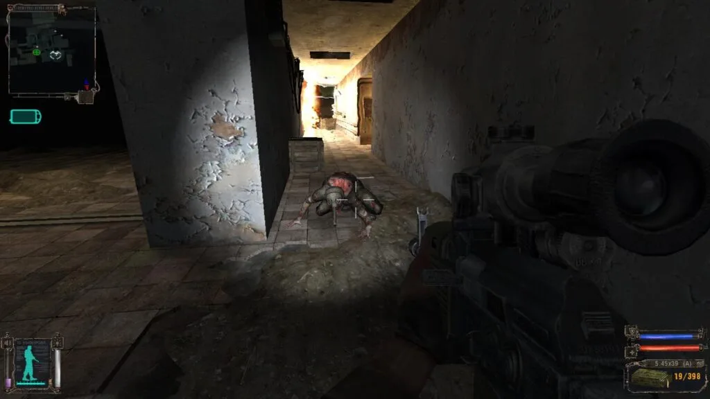 Imagem de S.T.A.L.K.E.R: Shadow of Chernobyl mostrando um humano mutante num laboratório subterrâneo abandonado