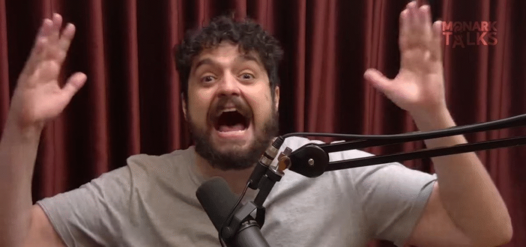 Foto do ex-youtuber Monark no seu conhecido trecho de "Acorda, cara! Acorda, gente! Acorda! Já tamo na porra da ditadura já! Já começou! Caralho! Caralho! O que... que... que... que tem que acontecer? Tem que sua mãe ser presa pra você acordar? Porra! Acorda caralho! ACORDA!"