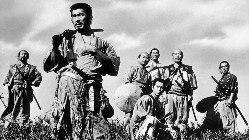 Os Sete Samurais, filme de Akira Kurosawa. A foto mostra todos os personagens olhando para o vilarejo ao longe