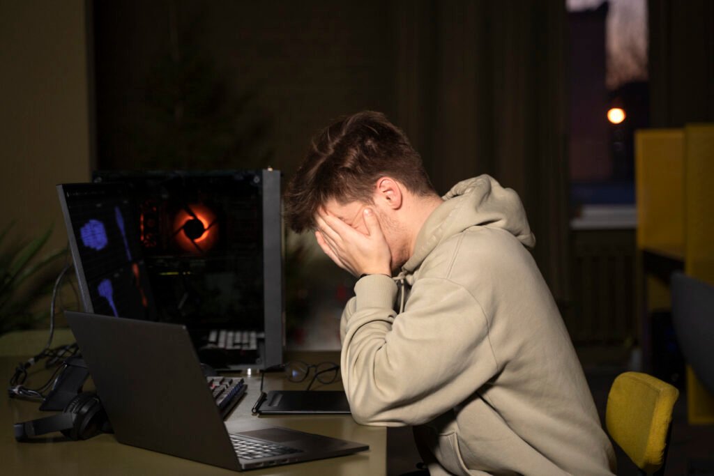 Um gamer triste porque sofre da Síndrome do PC Gamer