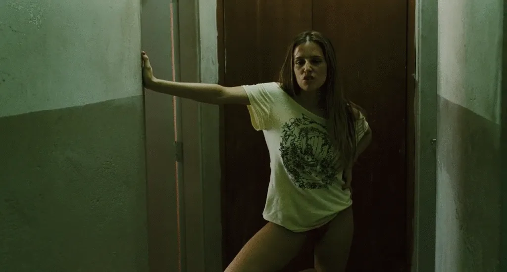 Imagem do filme Bruna Surfistinha em que a personagem fala "Hoje eu não vou dar! Hoje eu vou distribuir". Usei a imagem para falar que quem quiser pode fazer vídeos baseados nos meus textos porque é assim que minha mente funciona