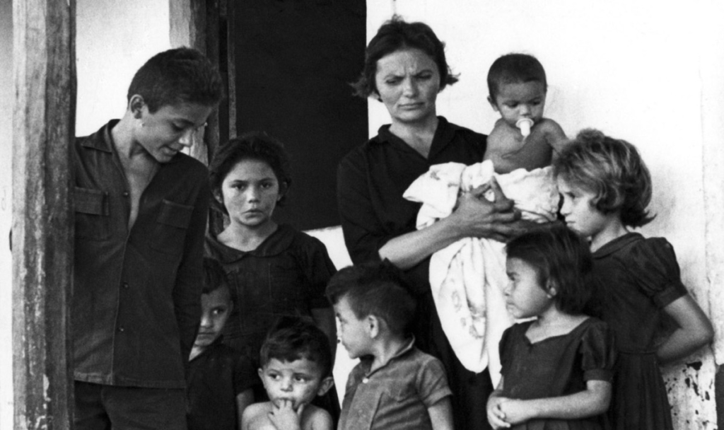 Foto de Cabra Marcado Para Morrer, documentário de Eduardo Coutinho, com Elizabeth Altino Teixeira e seus filhos