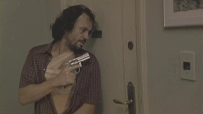 Cena do filme Cabra-Cega, mostrando um guerrilheiro escondido no apartamento de um colega depois de levar um tiro numa emboscada