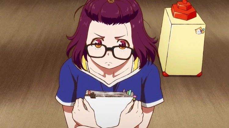 Mei Kamino correndo com um robô faxineiro onde a IA Pelops II foi instalada