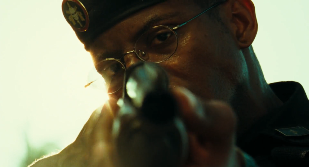 Cena final de Tropa de Elite mostrando o Mathias prestes a executar o Baiano com um tiro de doze