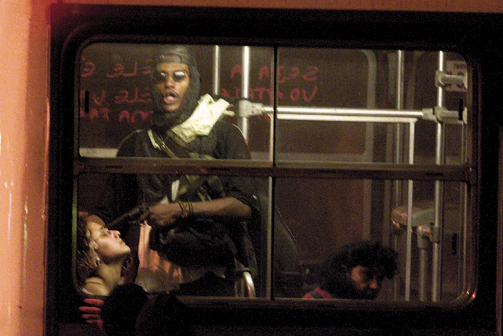Cenas do sequestro do ônibus 174 que aconteceu nos anos 2000 e foi também apareceram no documentário Ônibus 174, de José Padilha.