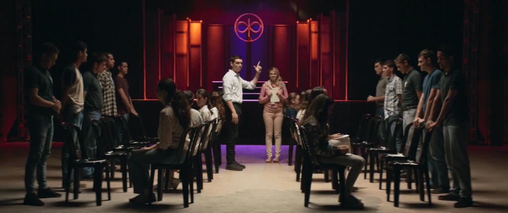 Um speed dating evangélico acontecendo na igreja que a história do filme se desenrola