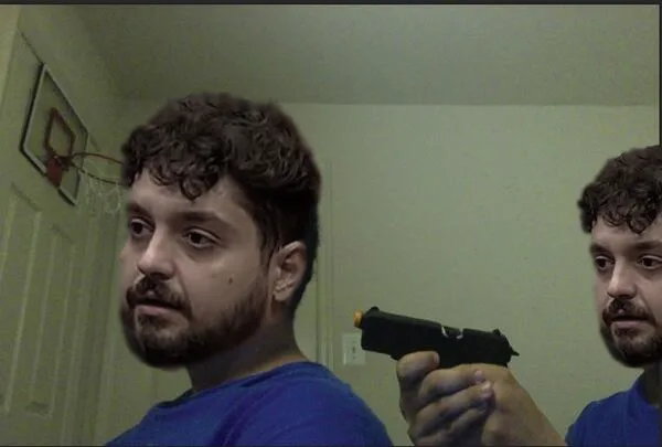 Edição de um meme gringo que um rapaz aponta uma arma pra ele mesmo, porém com o rosto do Monark para simbolizar que Monark é vítima de si mesmo