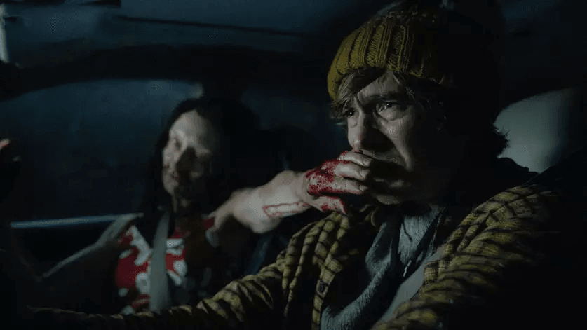 Cena do filme Resident Evil (2026), do diretor Zach Cregger, mostrando o protagonista Bryan levando uma mulher infectada no seu carro