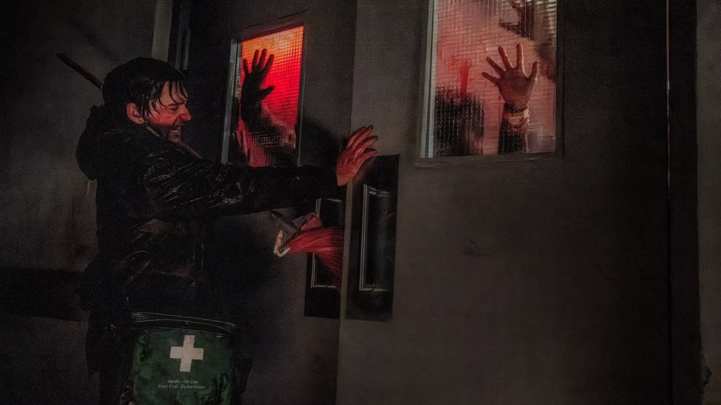Bryan trancando a porta da maternidade enquanto os mutantes o perseguem