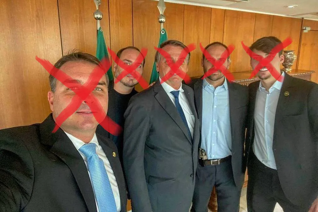 Foto da família de bandidos, digo, políticos do Bolsonaro com um x vermelho na cara de cada um desses vermes